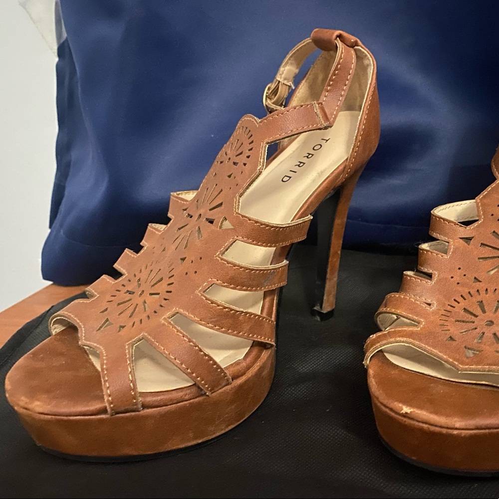 4” heel, TAN CUT-OUT FLORAL PLATFORM
